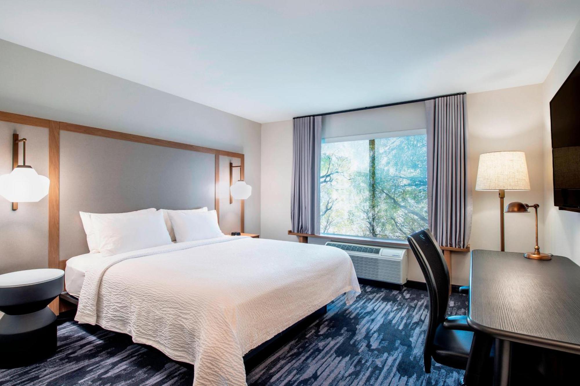 Fairfield Inn & Suites By Marriott Kelowna Exterior photo