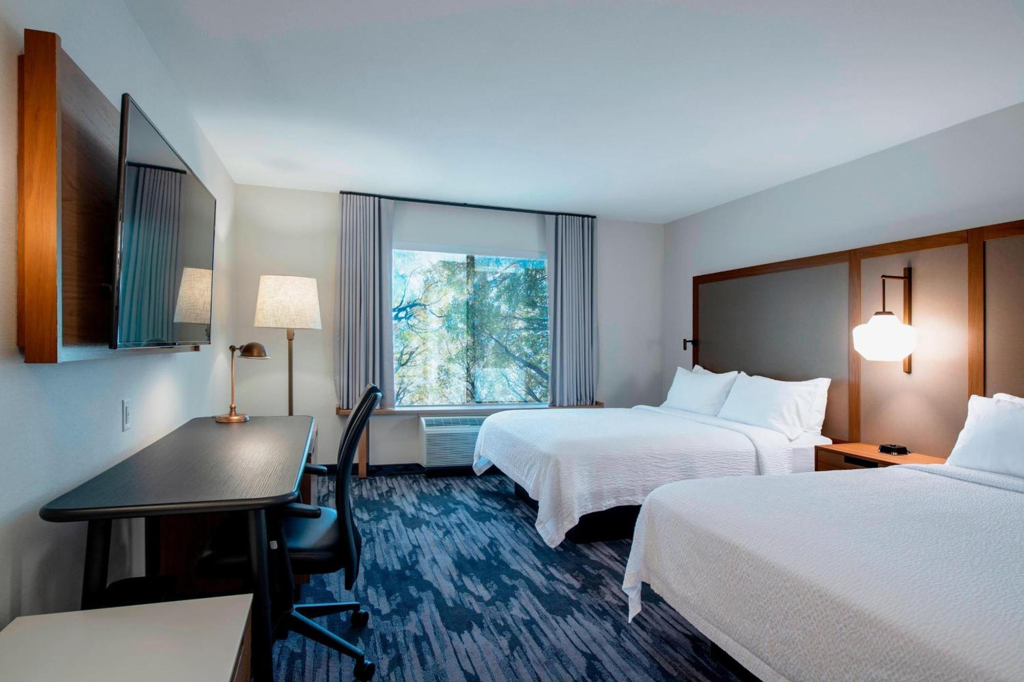 Fairfield Inn & Suites By Marriott Kelowna Exterior photo