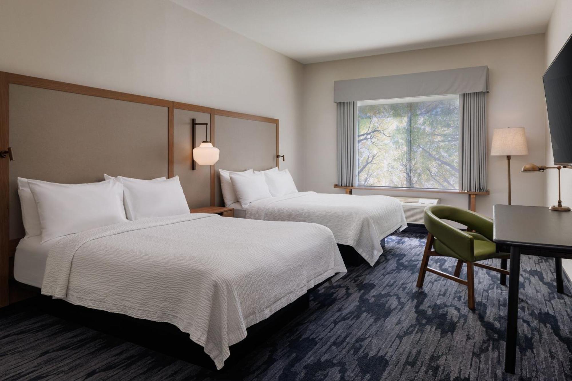 Fairfield Inn & Suites By Marriott Kelowna Exterior photo
