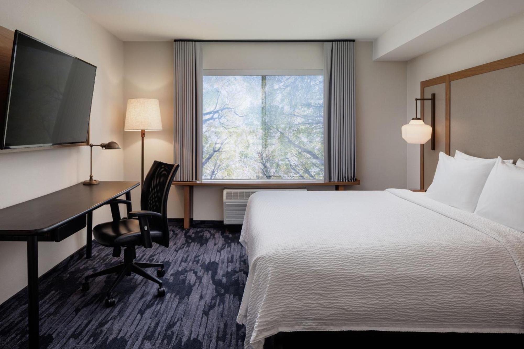Fairfield Inn & Suites By Marriott Kelowna Exterior photo