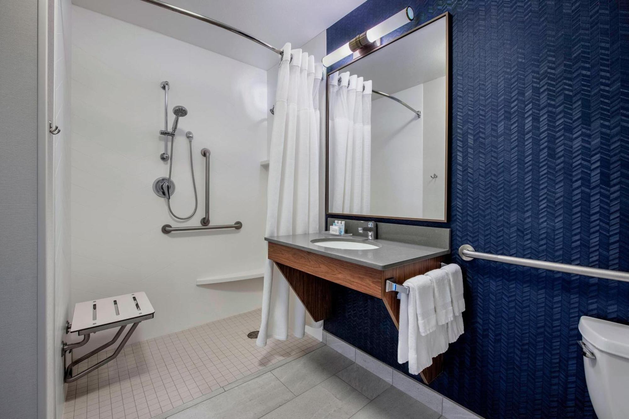 Fairfield Inn & Suites By Marriott Kelowna Exterior photo