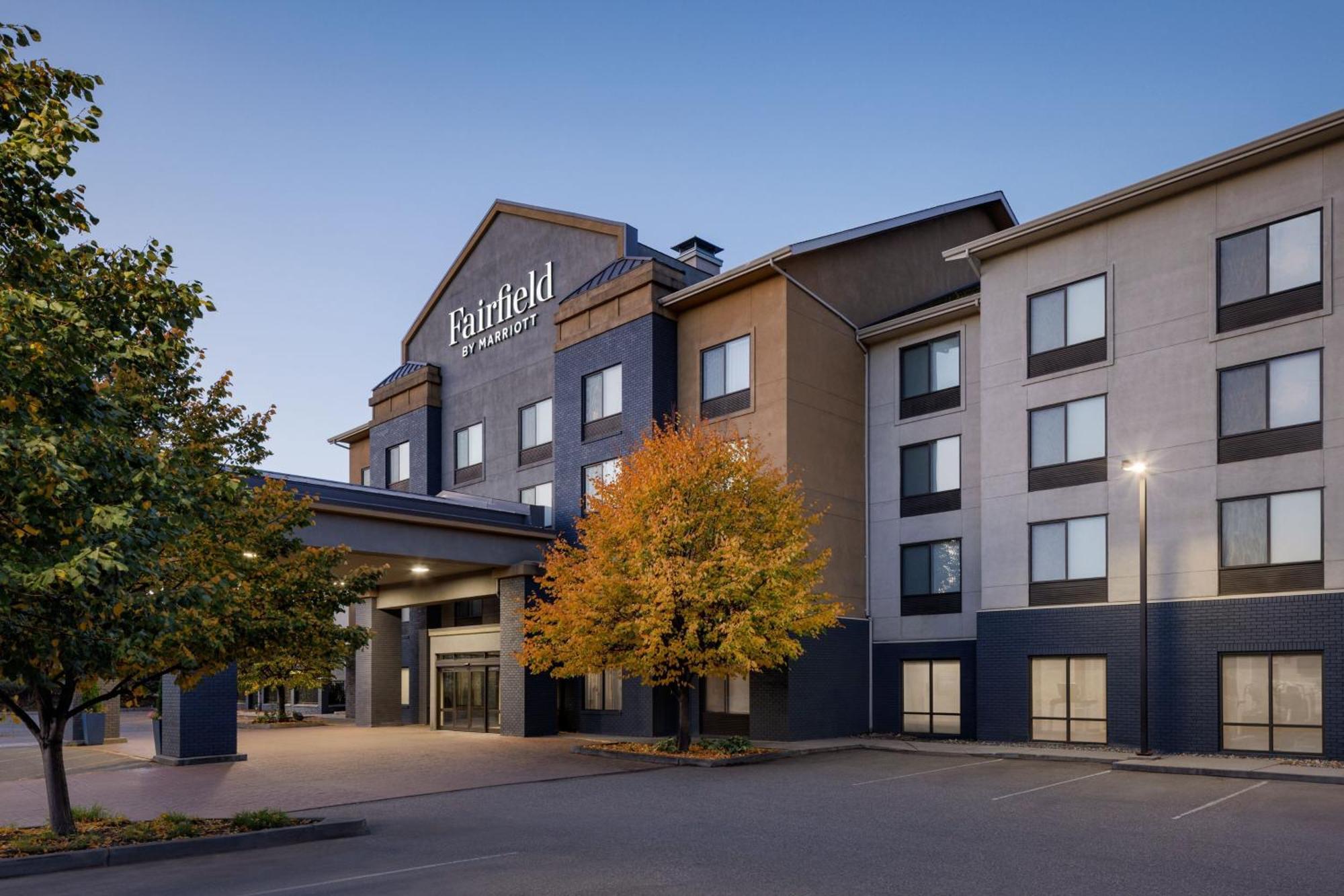 Fairfield Inn & Suites By Marriott Kelowna Exterior photo
