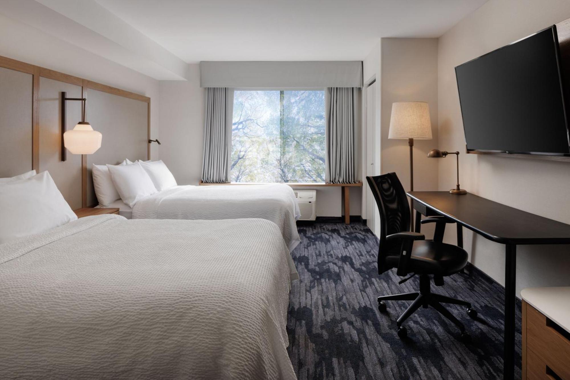 Fairfield Inn & Suites By Marriott Kelowna Exterior photo