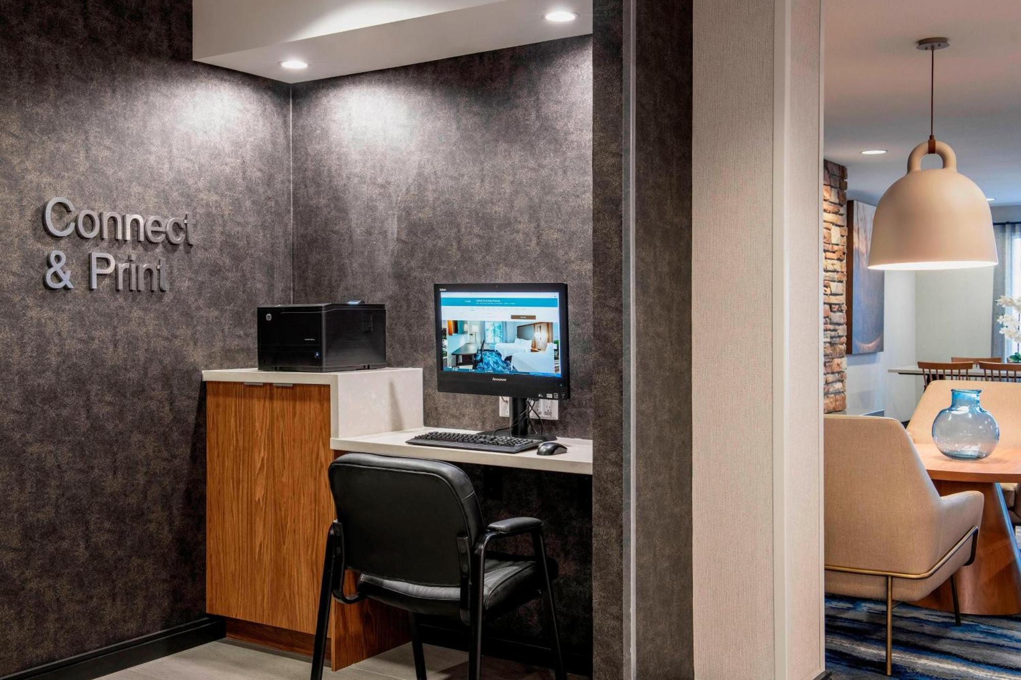 Fairfield Inn & Suites By Marriott Kelowna Exterior photo