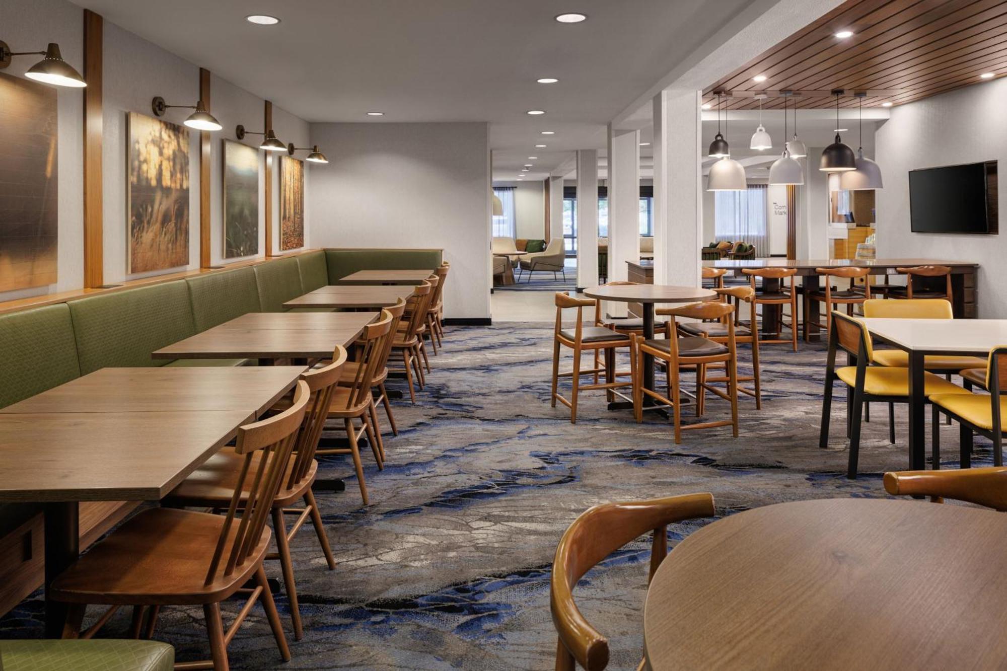 Fairfield Inn & Suites By Marriott Kelowna Exterior photo