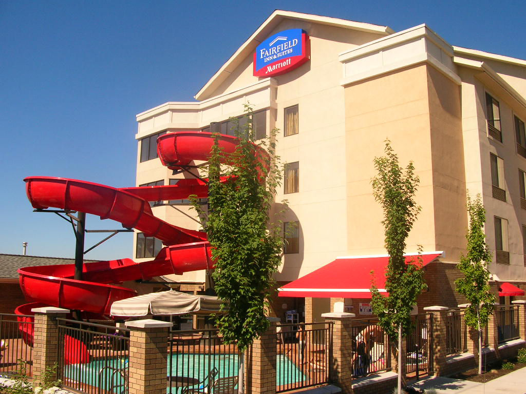 Fairfield Inn & Suites By Marriott Kelowna Exterior photo