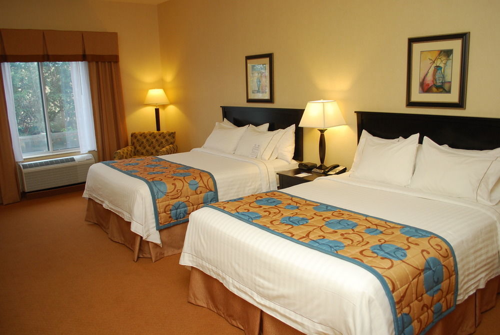 Fairfield Inn & Suites By Marriott Kelowna Exterior photo