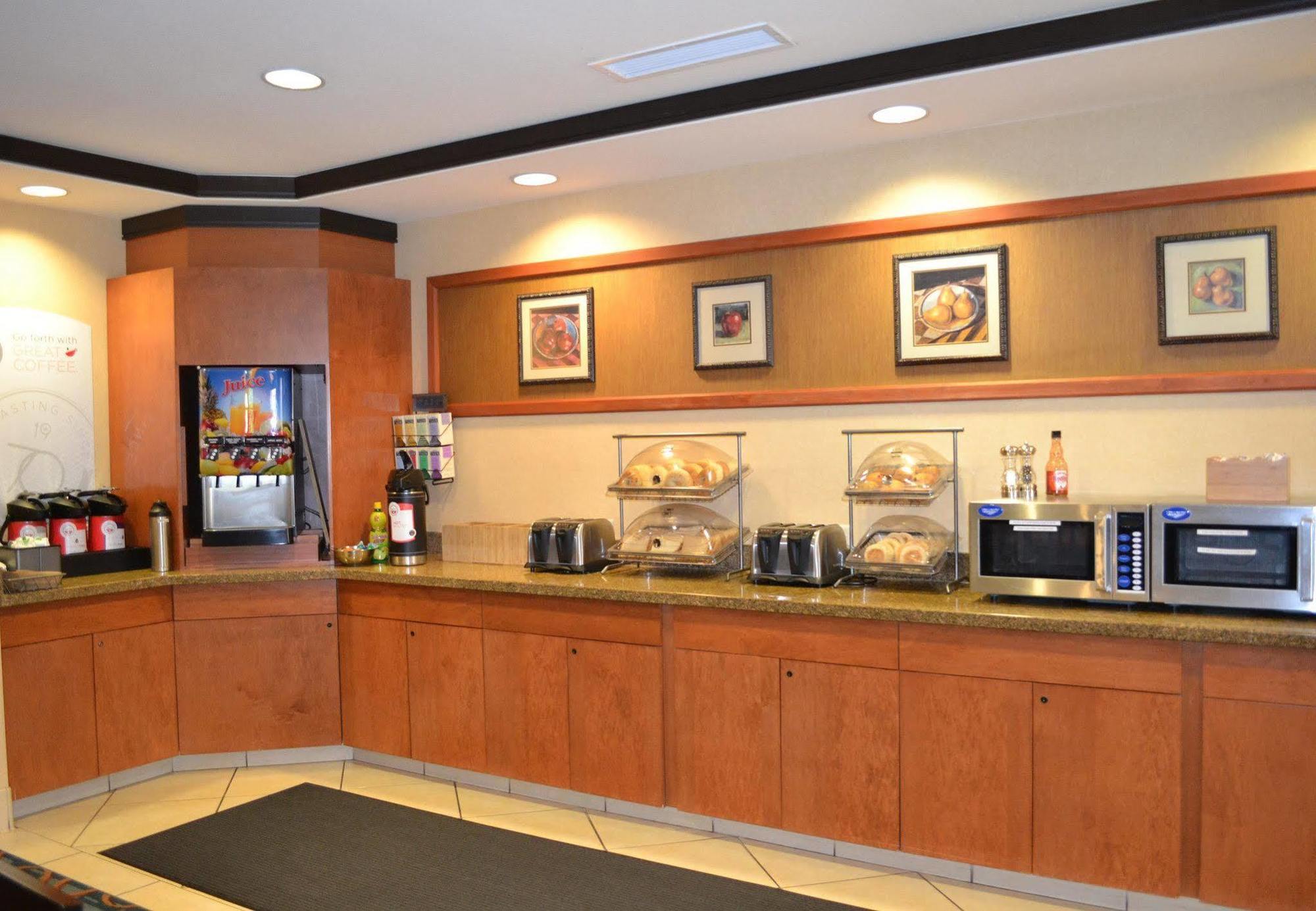 Fairfield Inn & Suites By Marriott Kelowna Restaurant photo