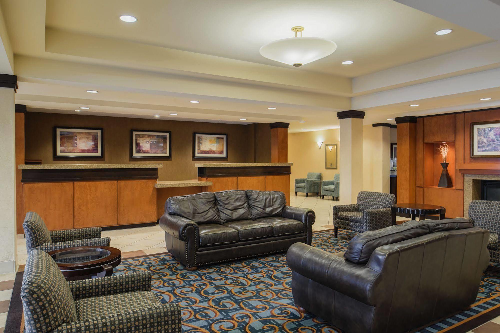 Fairfield Inn & Suites By Marriott Kelowna Exterior photo