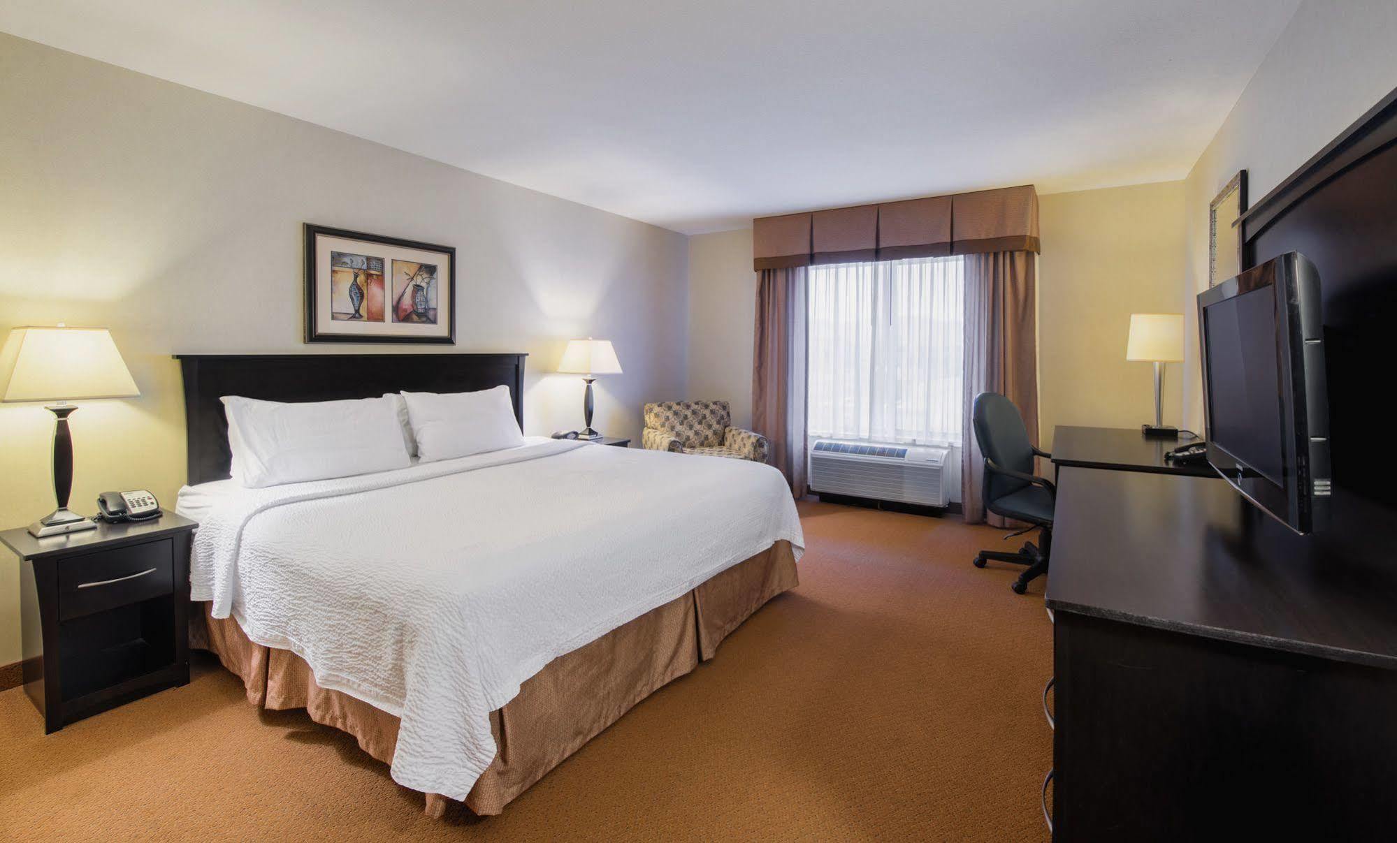 Fairfield Inn & Suites By Marriott Kelowna Exterior photo