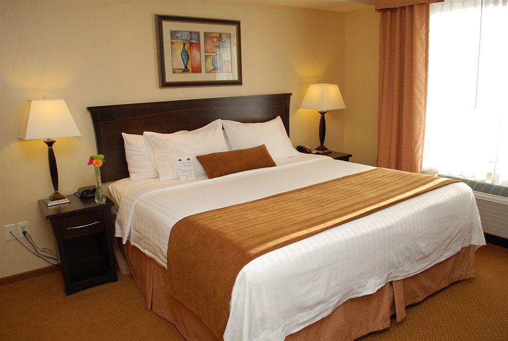 Fairfield Inn & Suites By Marriott Kelowna Exterior photo